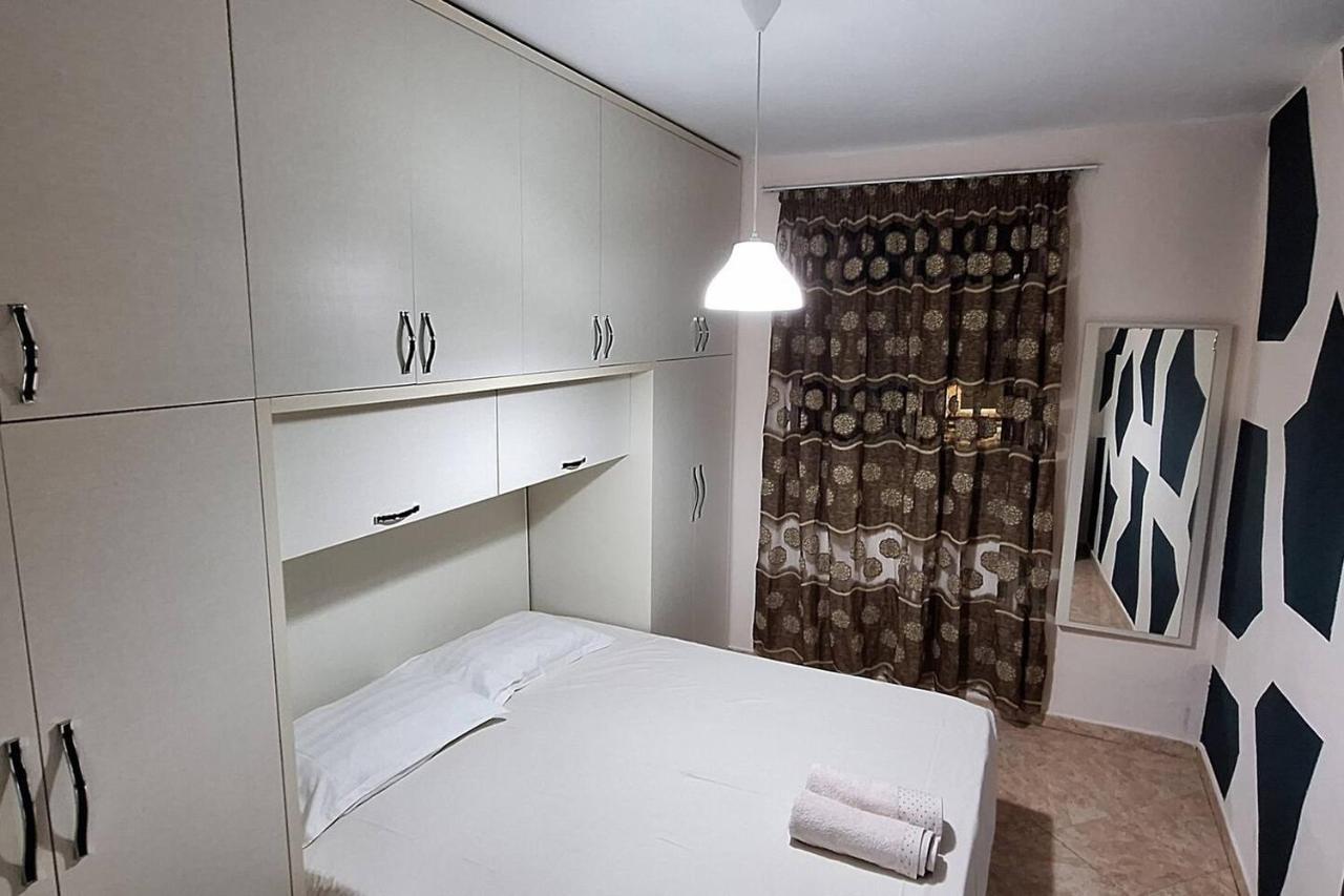 Promenade Apartment In City Centre Berat Luaran gambar