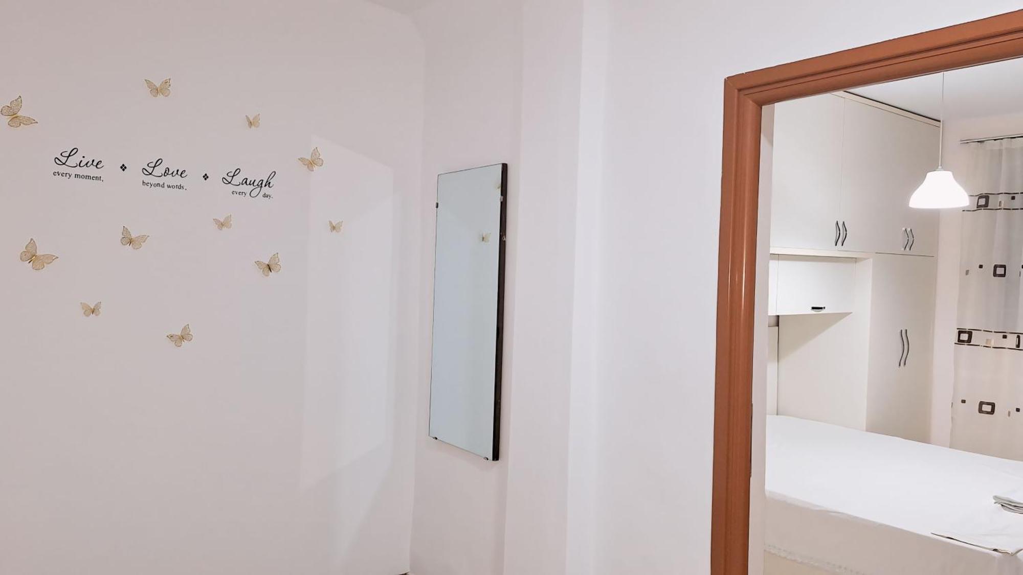 Promenade Apartment In City Centre Berat Luaran gambar
