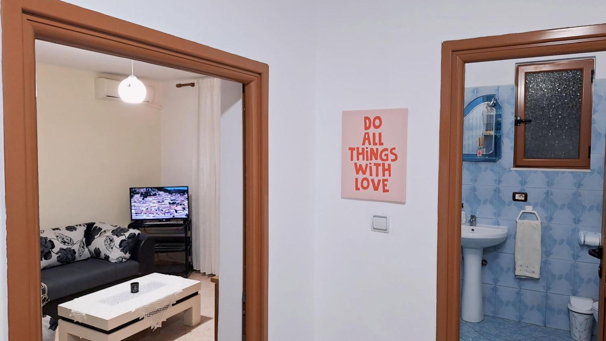 Promenade Apartment In City Centre Berat Luaran gambar